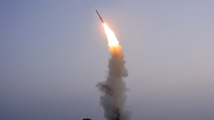 Pionyang lanza tres misiles, uno de los cuales cae cerca de costa surcoreana