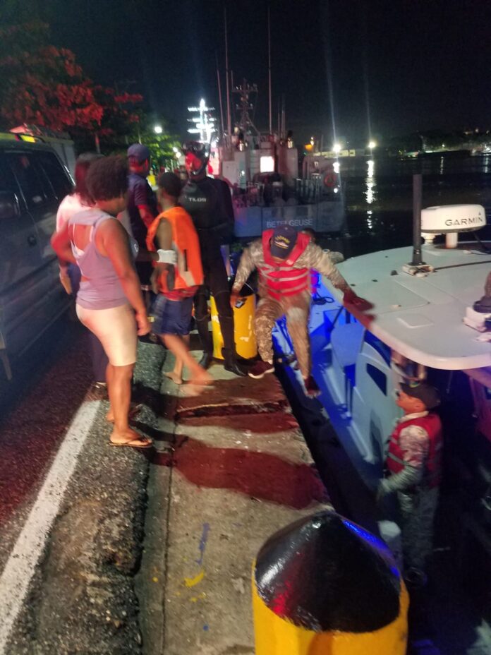 Bomberos de SDE rescatan a tres menores, dos de un incendio y otro que se ahogaba en el mar Caribe