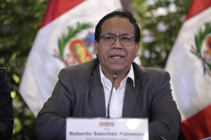 Fiscalía peruana incluye a ministro de Turismo en investigación de Castillo