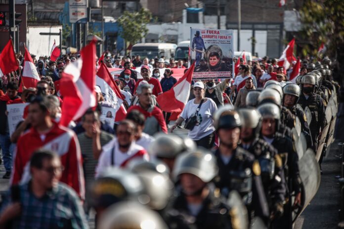 Miles de peruanos marchan Lima para exigir el cierre del Congreso