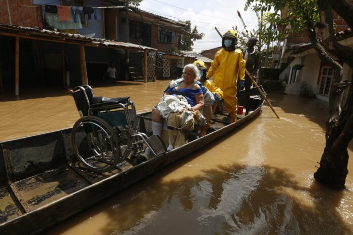 Lluvias no dan tregua en Colombia, se desborda el río Cauca en Cali