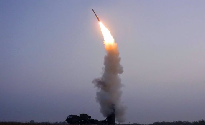 Corea del Norte lanza un misil balístico hacia el este