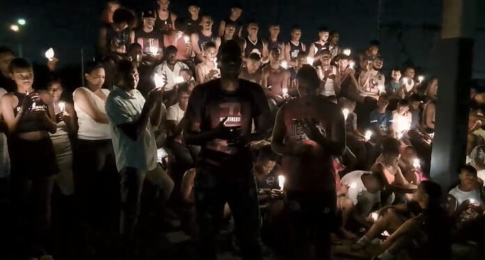(VIDEO) Deportistas realizan encendido de velas por posible despojo de terreno para su casa club en La Güayiga