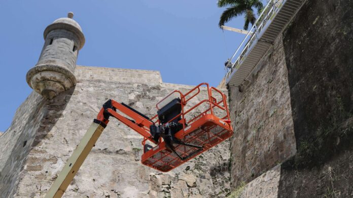 Fallece un estadounidense tras caer de una muralla en el Viejo San Juan