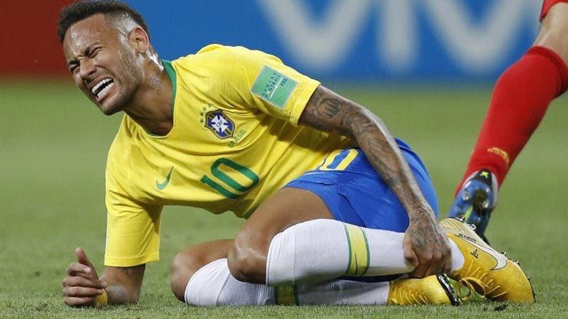Neymar lesionado y Brasil sopesa sus opciones