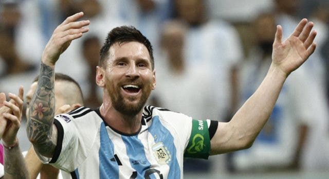 Lionel Messi, celebra luego de anotar el gol para Argentina y así mantener la oportunidad de avanzar.