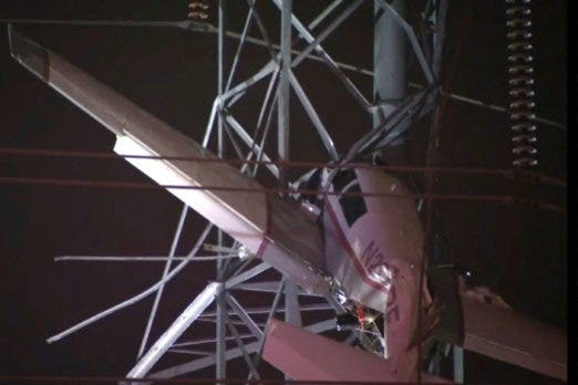 Rescatan a 2 personas de avioneta que se estrelló torre eléctrica en Maryland
