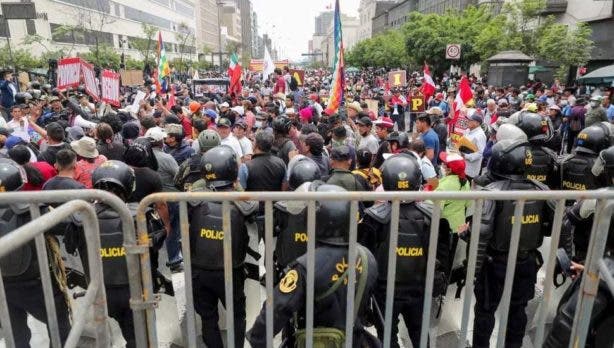 Crisis en Perú: Cierran un aeropuerto y suspenden el tren a Machu Picchu