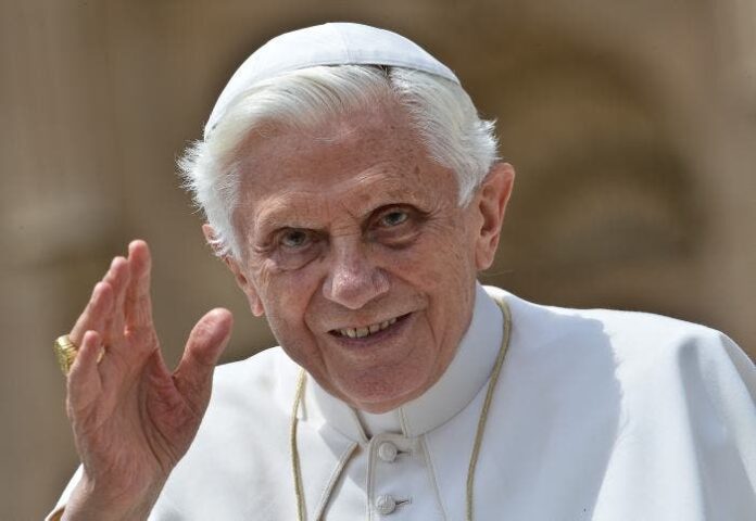 Benedicto XVI está “lúcido”, aunque grave, según el Vaticano