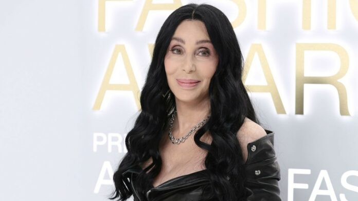 Cher muestra un diamante increíble en Twitter por Navidad, pero... ¿es un anillo de compromiso?