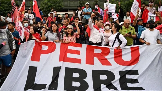 Crisis en Perú: Cierran un aeropuerto y suspenden el tren a Machu Picchu