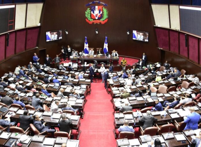 Diputados sesionan para decidir déficit fiscal del 2023