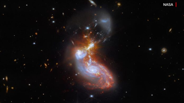 Espectaculares imágenes de dos galaxias fusionándose retratadas por el telescopio Webb