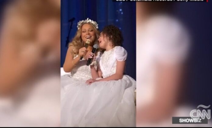 Hija de Mariah Carey hace su debut en los escenarios junto a su madre durante su gira de conciertos navideños