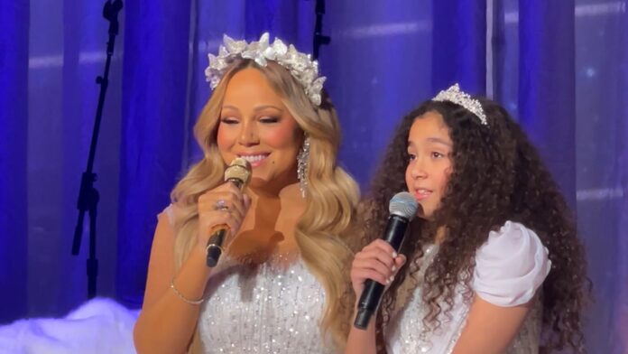 Mariah Carey realiza el primer dueto con su hija en un espectáculo de Navidad