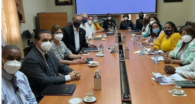 Ministro de Salud y Presidente Abinader conversan en una reunión con representantes del sector médico de la República Dominicana