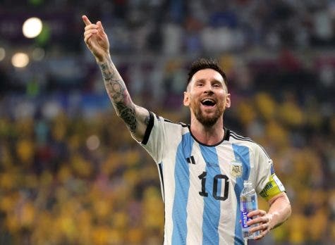 Lionel Messi, celebra el gol que anotó para Argentina, en los octavos de finales.