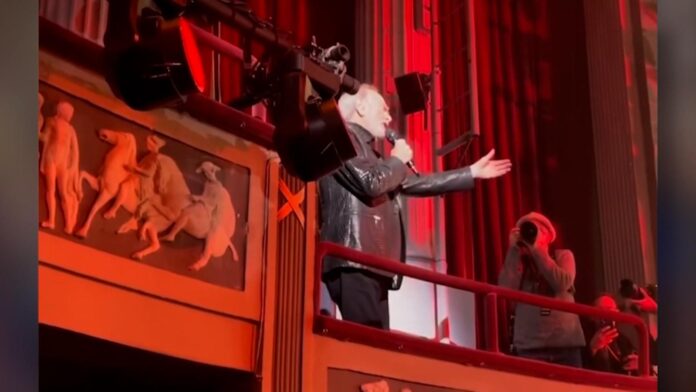 Mira la sorpresiva aparición de Neil Diamond durante el estreno de una obra en Broadway