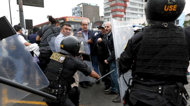 Manifestantes se enfrentan con policías
