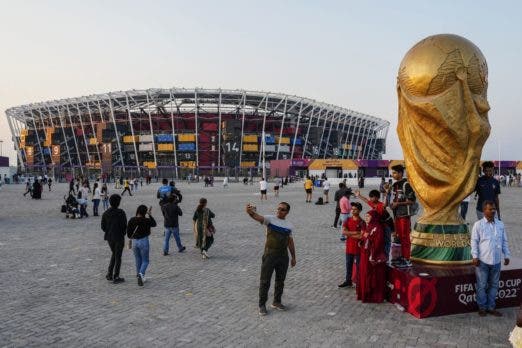 La réplica de la Copa Mundial frente al estadio 974, el viernes 16 de diciembre de 2022, en Doha, Qatar. (AP Foto/Pavel Golovkin).