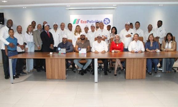 Ejecutivos de Ecopetróleo Dominicano junto a los peloteros criollos reconocidos.