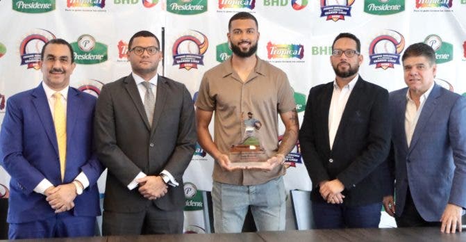 Sandy Alcántara gana Lanzador Dominicano del Año en Grande Ligas