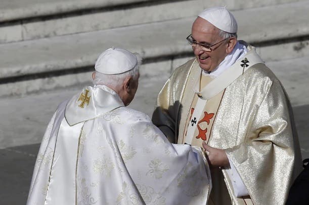 Francisco fue el primero en acudir a velar a Benedicto XVI tras su muerte