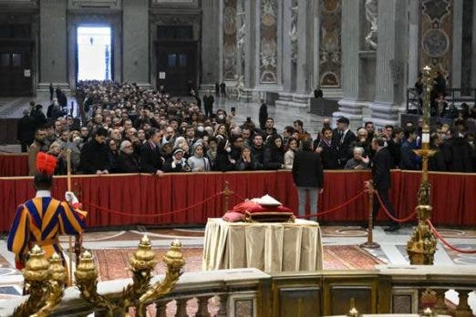 Benedicto XVI: Abre la capilla ardiente del papa emérito