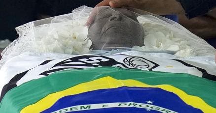 1672784277 808 Pele Feretro llega al cementerio para su entierro￼￼