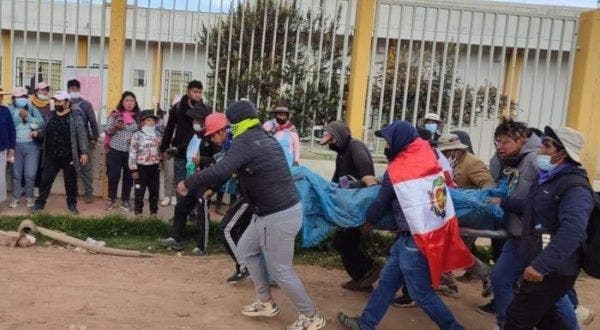 Muere un policía atacado por turba en las protestas en Perú