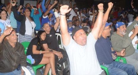 Fanáticos: Se congregaron en colmadones para ver el partido