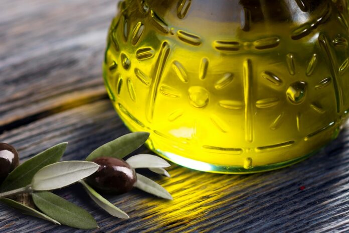 El aceite de orujo de oliva reduce el colesterol y el perímetro de la cintura