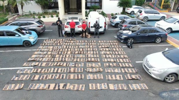 DNCD apresa dos hombres con 320 láminas presumiblemente cocaína en cajas de cartón