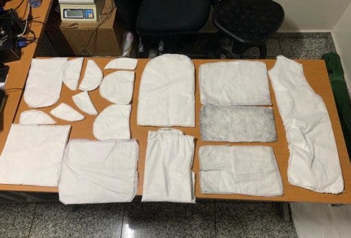 AILA: Llevaban 21 láminas de cocaína, camuflados en mochila, cojín, cartera y un abrigo