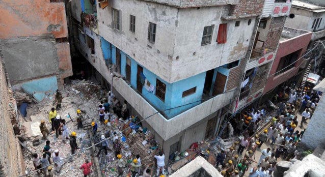 Al menos tres muertos al desplomarse edificio en la India
