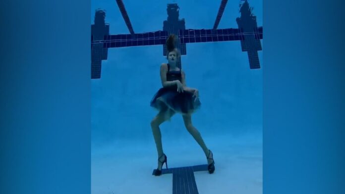 Baile viral de la serie "Wednesday" es recreado bajo el agua por campeona de nado sincronizado