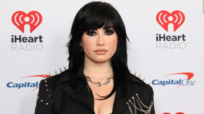 Cartel de Demi Lovato fue prohibido en el Reino Unido por ser considerado ofensivo para los cristianos
