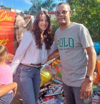 César y Massiel Mercedes donan juguetes a niños