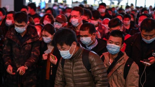 Estudiantes en China vuelven a clases remotas para reducir brote de COVID-19