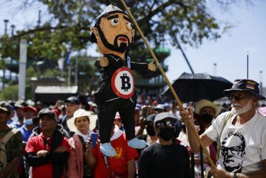 Cientos marchan en El Salvador contra Bukele
