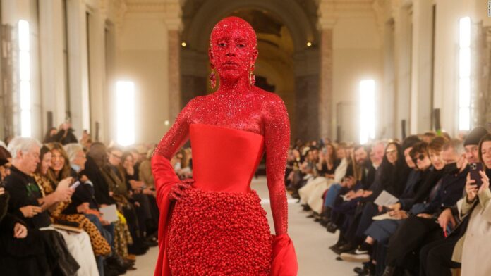 Doja Cat se cubre de pintura roja y 30.000 cristales para un desfile de moda