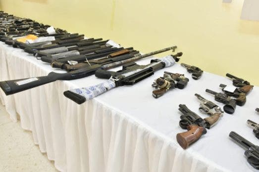 Interior y Policía recibe 215 armas de fuego decomisadas