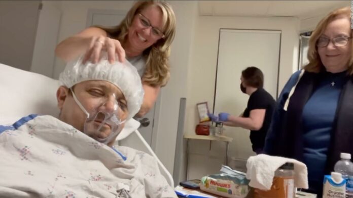 Jeremy Renner publica un video desde la sala de cuidados intensivos y se lo ve de buen ánimo