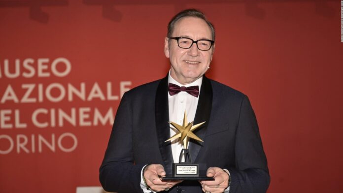 Kevin Spacey recibe un premio del Museo Nacional del Cine en Turín y elogia sus "agallas"