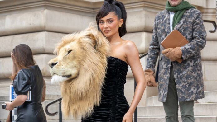 Kylie Jenner aparece en un desfile de moda en Paris acompañada por la cabeza de un león