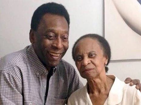 La hermana de Pelé reveló que su madre no sabe que su hijo murió