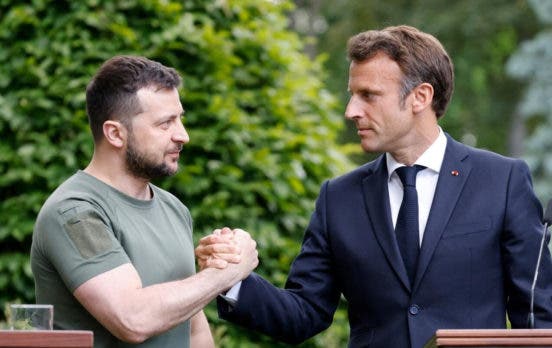 Macron confirma a Zelenski que Francia enviará carros de combate ligeros