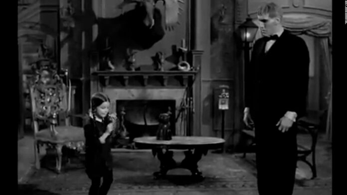Mira a Lisa Loring interpretar a Wednesday (Merlina) Addams en la serie original de 1964