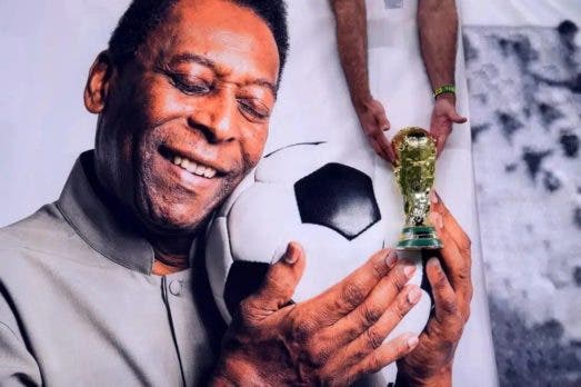 Pelé: miles de aficionados siguen despidiéndose del rey del futbol