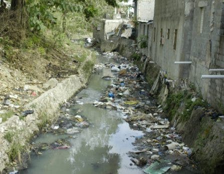 Salud interviene en barrios; dice controla el cólera